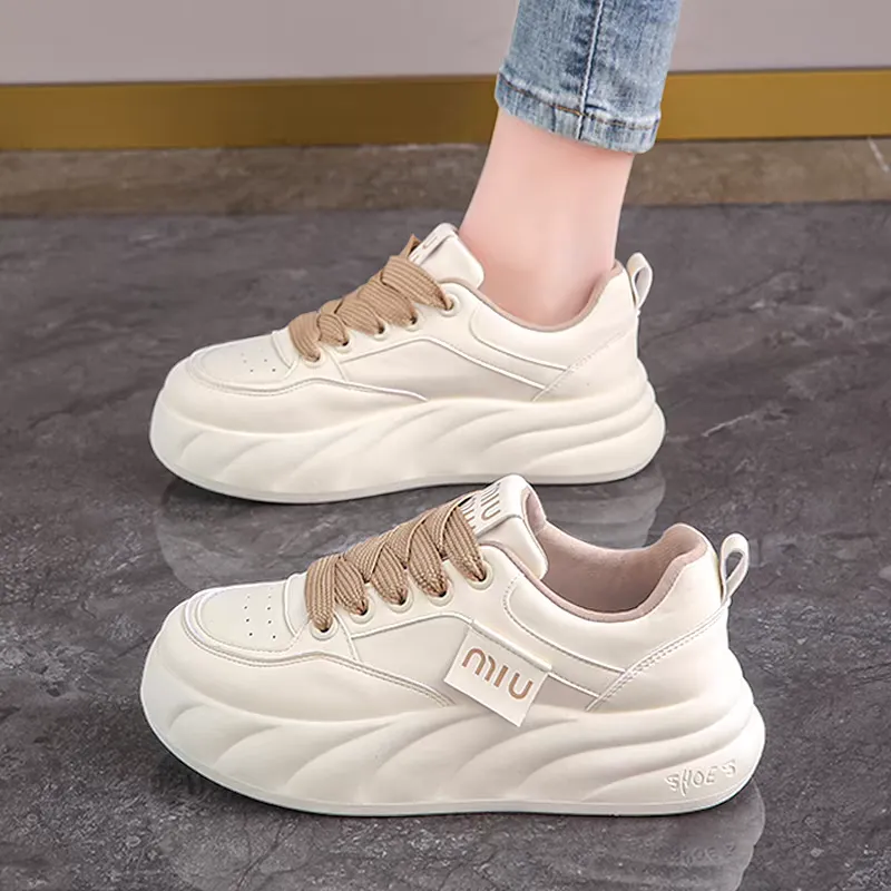 Fashionable girls' sneakers Fashionable girls' sneakers