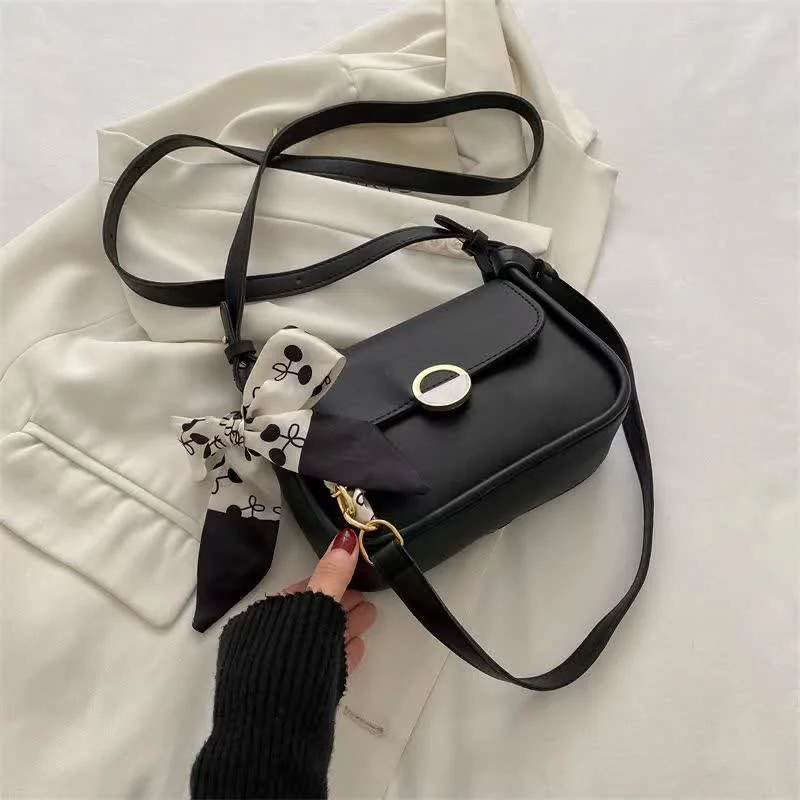 Women's black leather handbag of the season Fashionable black women's leather handbag