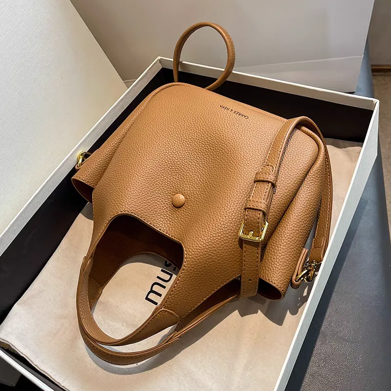 Imported brown leather zippered bag Imported brown leather zippered handbag