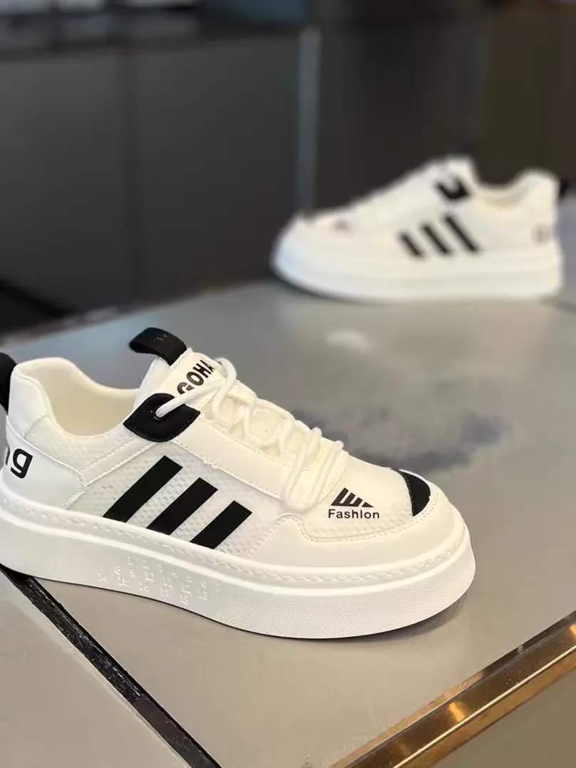 Stylish and modern men's sporty sneaker model in white for the year Men's stylish and trendy white sneaker model for the year