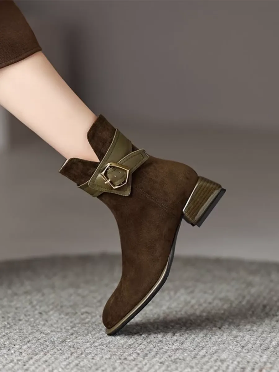 Fashionable women's brown boot photo Fashionable women's brown boot photo