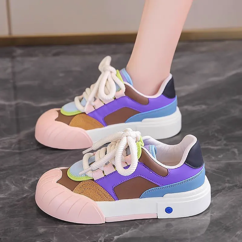 Women's sneaker trend model Women's sneaker trend model