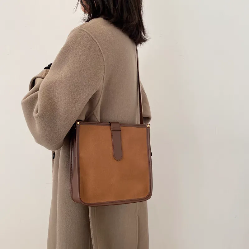 Trendy brown women's shoulder bag photo Trendy brown women's shoulder bag photo