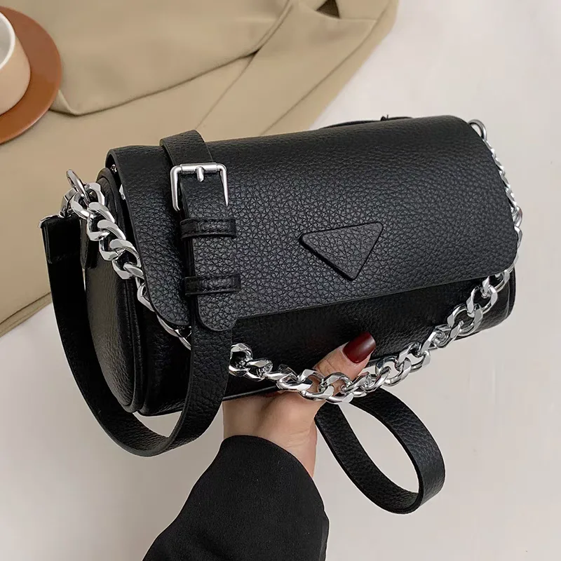 Buying an authentic black women's handbag Buying an authentic black women's handbag