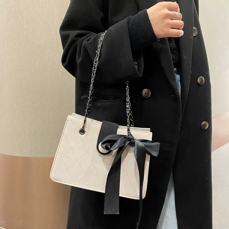 Imported white women's handbag model Imported white women's handbag model