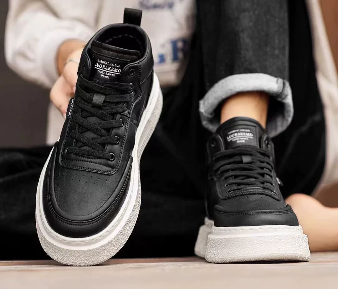 Original men's black sporty sneaker model Original men's black sporty sneaker model