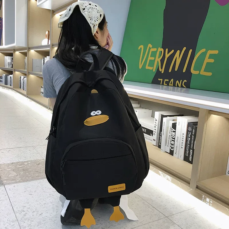 Buying a doll-themed school backpack Buying a doll-shaped school backpack