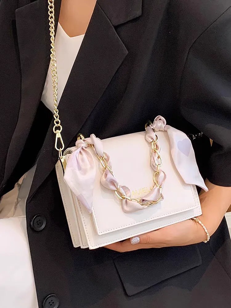 Women's fashionable handbag and shoulder bag for the season Women's fashionable handbag and shoulder bag of the year