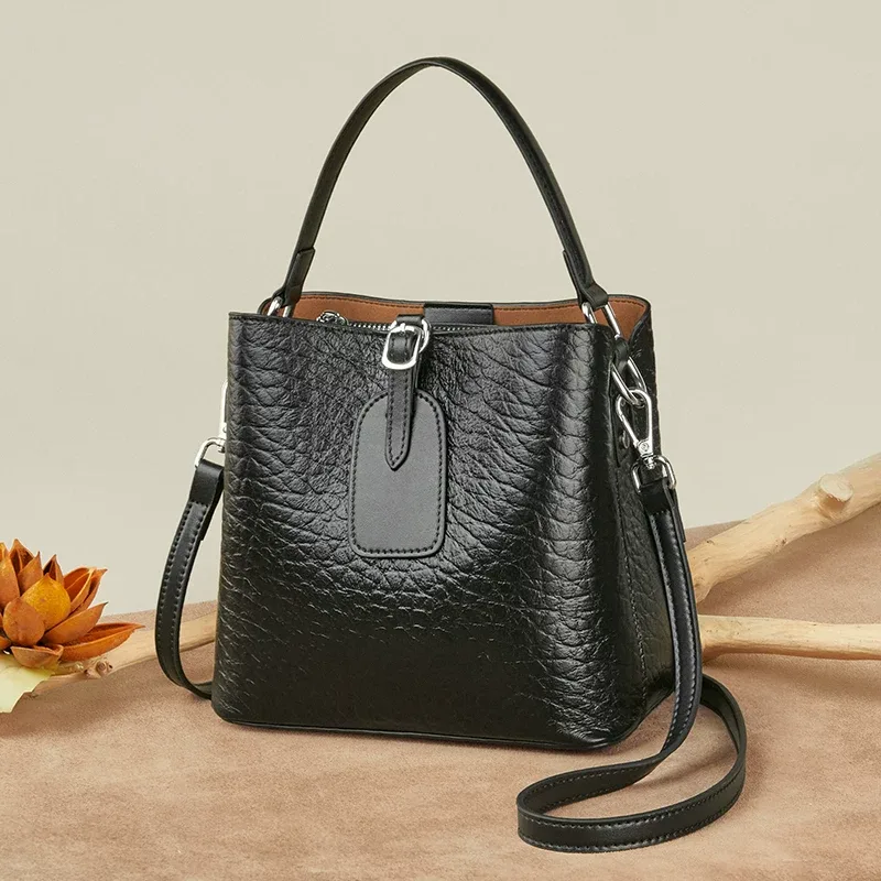 Women's black fashion handbag and shoulder bag Women's black handbag and shoulder bag, trendy for the season