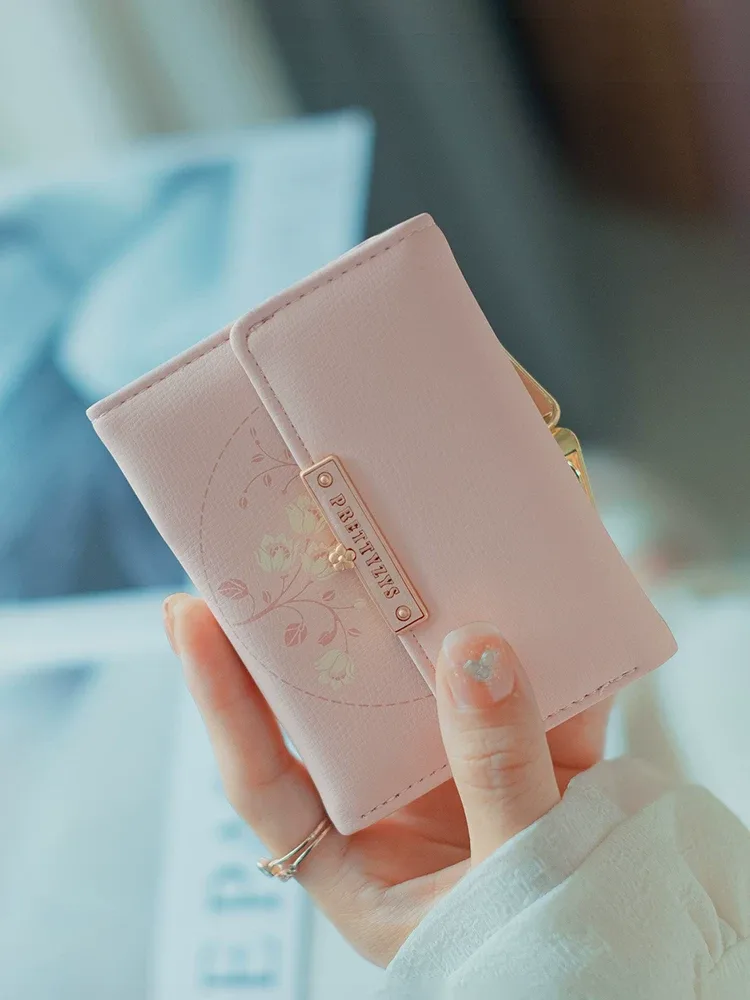 Purchase of a stylish genuine women's wallet Buying a stylish genuine women's wallet