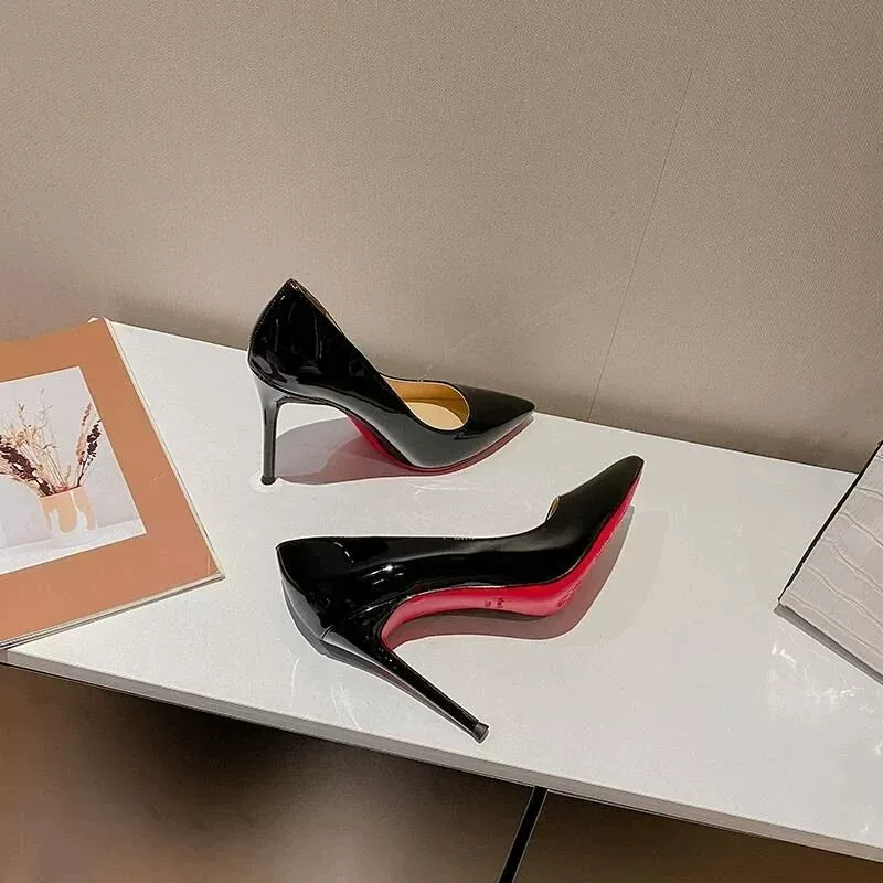 Photo of a women's formal high-heeled shoe model for the season Photo of a women's formal high-heeled shoe model for the season