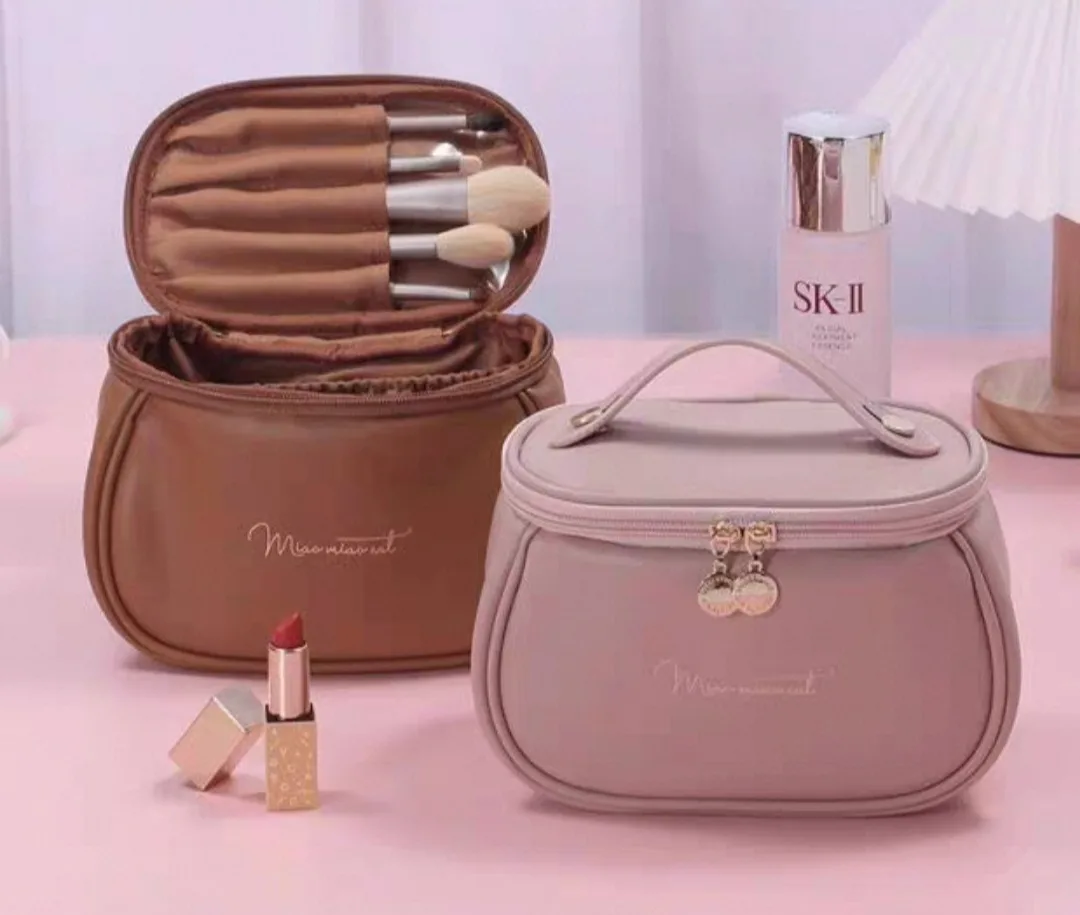 Imported zippered makeup bag model photo Imported zippered makeup bag model photo