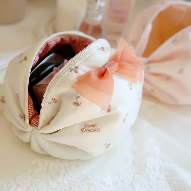 Photo of an imported women's makeup bag model Photo of a women's imported makeup bag model