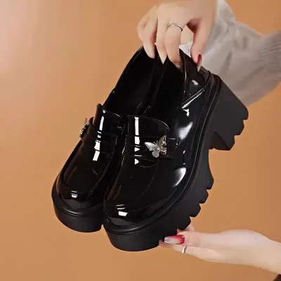 Black patent leather women's shoes, the trend of the year