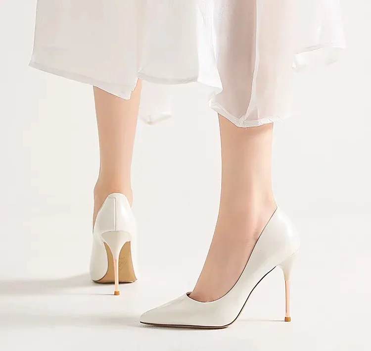 Simple bridal shoes with a high heel and pointed toe Simple bridal high-heeled pointed shoes