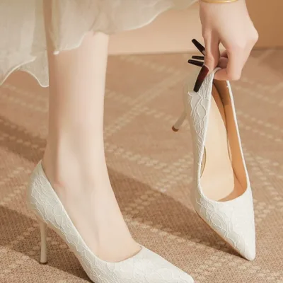 Photo of a bridal shoe model with a delicate design and pointed toe, the latest fashion trend