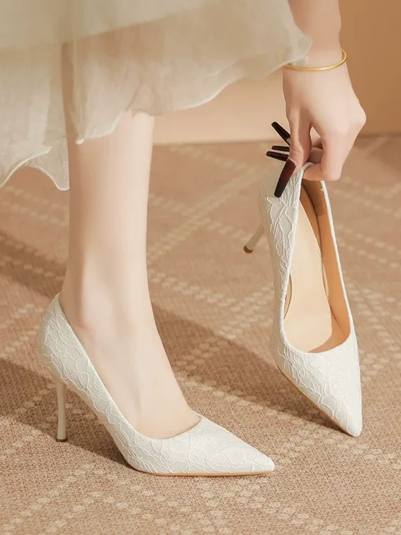 Photo of a bridal shoe model with a delicate design and pointed tip, the latest fashion trend Photo of a bridal shoe model with a delicate design and pointed toe, the latest fashion trend