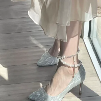 Trend: Silver bridal shoe model with pearl-embellished strap and stiletto heel