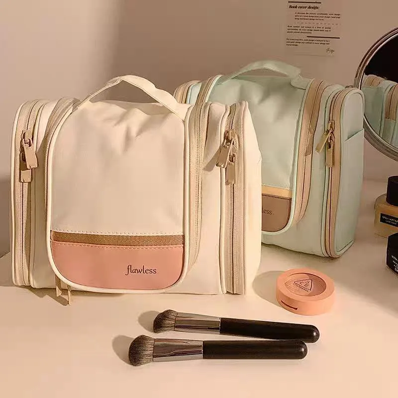 Photo of a spacious, original Renae makeup bag. Spacious original Renae makeup bag photo