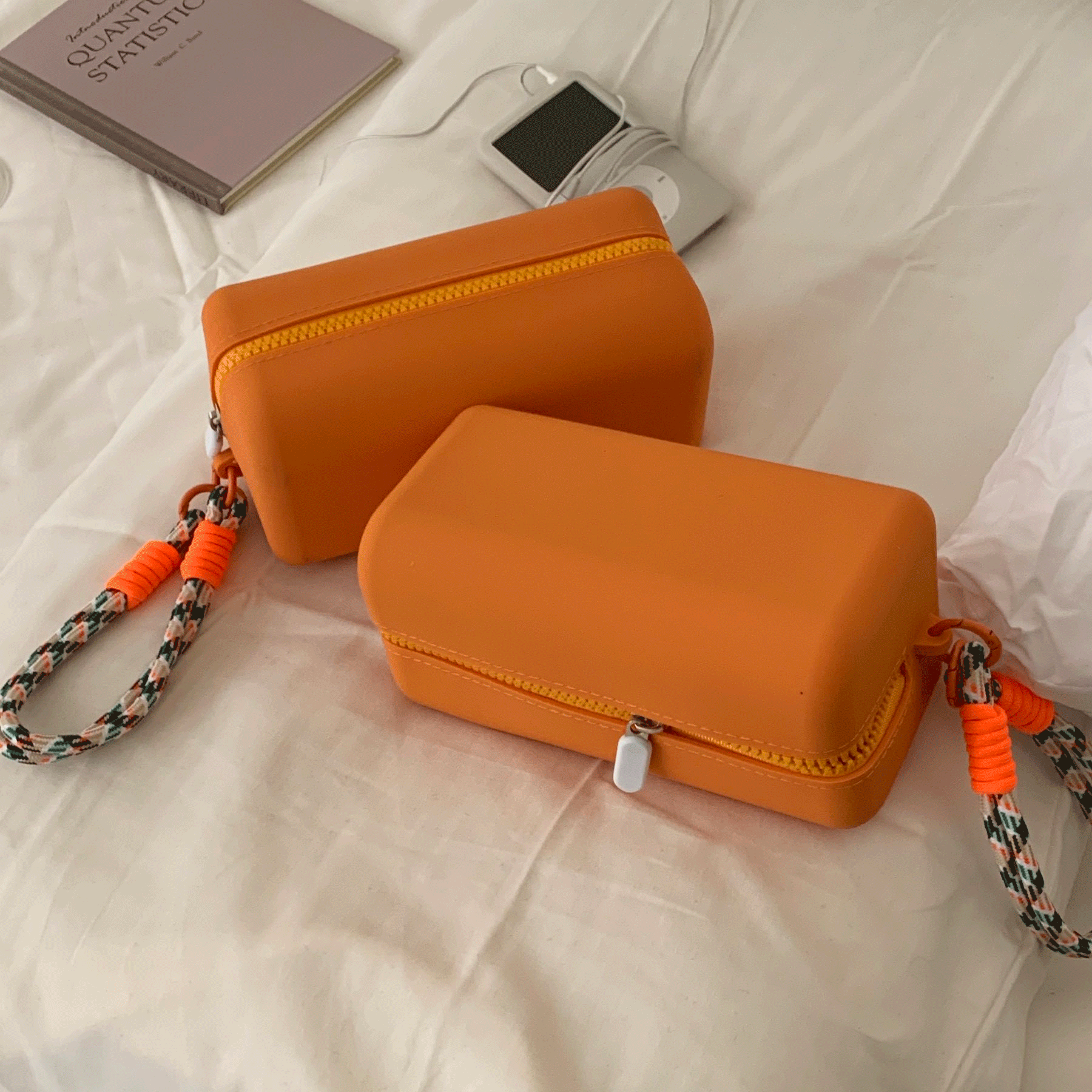 Price of orange girls' and women's foreign makeup bag Price of orange girls' and women's foreign makeup bags