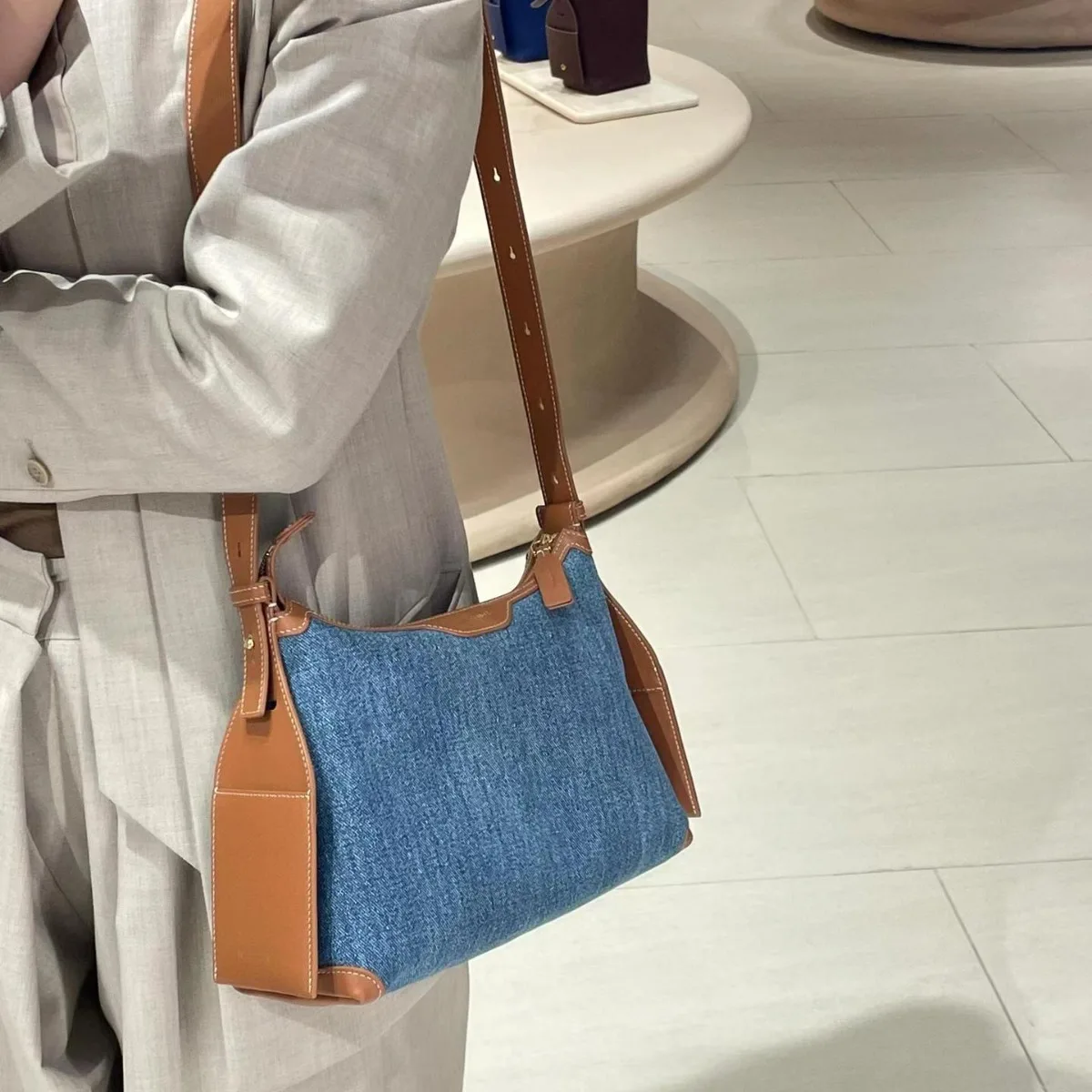 Original blue women's and girls' genuine shoulder bag model Original blue women's and girls' genuine shoulder bag model